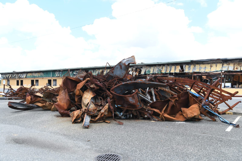 Metales oxidados amontonados alrrededor de la entrada principal del Merca Santo Domingo.