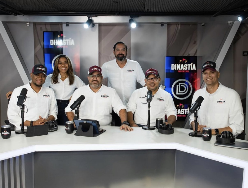 Los talentos Alex Luna, Víctor Báez, Iván Joel Ramos y Melvin Bejarán. Detrás figura Luis Miñoso y Yessy Pérez, ejecutivos de mercadeo.