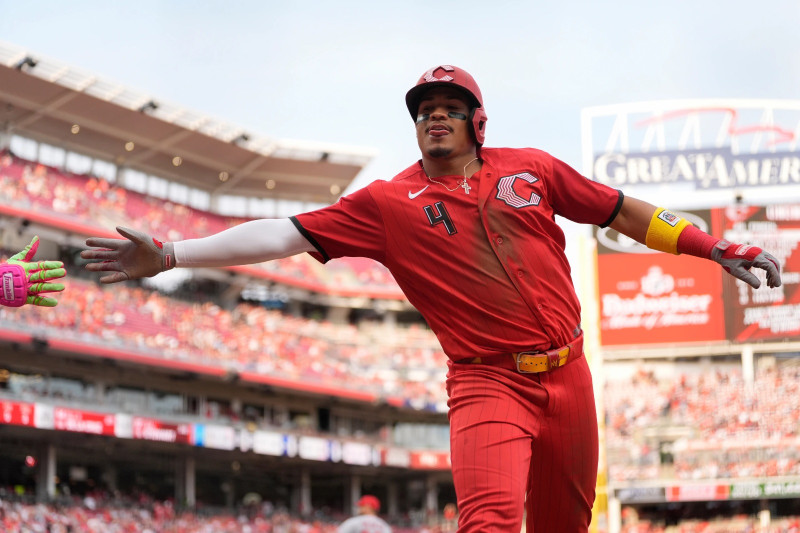 Noelvi Marte saluda al dugout tras anotar una carrera.