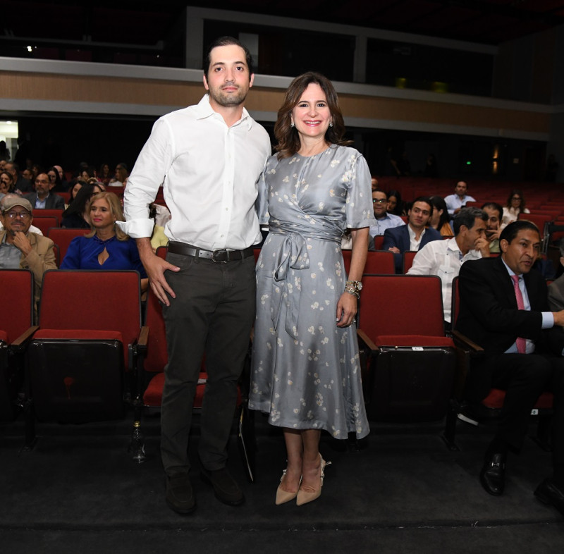 Mariano Sanz y Bethania Guerrero de Rizek.