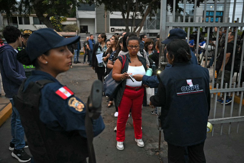 Personas hacen fila afuera de un centro de votación en Lima el 12 de abril de 2026, durante las elecciones generales.