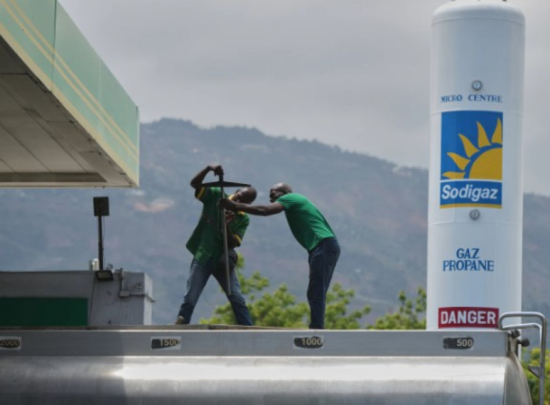 Empleados de una gasolinera se preparan para llenar un tanque de gasolina en Puerto Príncipe, Haití, el martes 7 de abril de 2026.