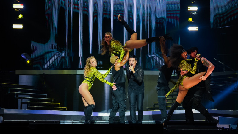 Chayanne junto a sus bailarines la noche del sábado 11 de abril en el Estadio Quisqueya de Santo Domingo, donde se presentó como parte de su gira “Bailemos otra vez tour 2026”.