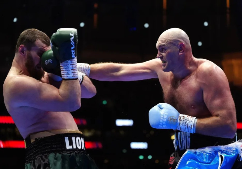 Tyson Fury lanza un golpe sobre Arslanbek Makhmudov durante su contienda en la división de los pesados.