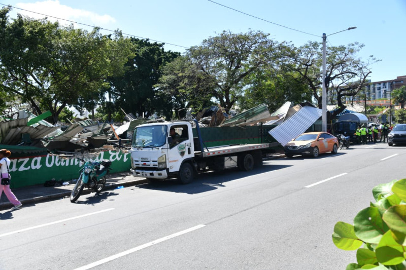 Locales de Teleofertas quedaron destruidos tras desalojo.