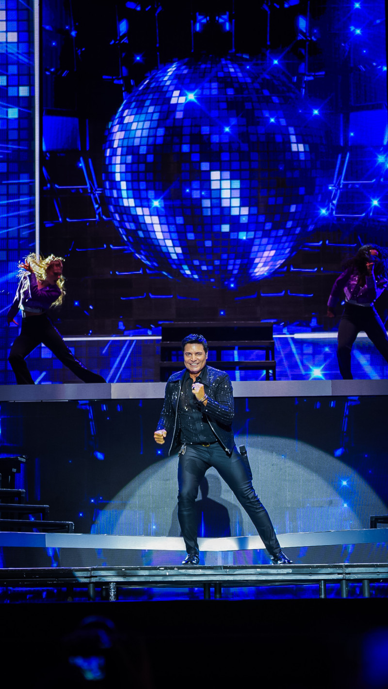 Chayanne subió al escenario del Estadio Quisqueya de Santo Domingo la noche del 11 de abril de 2026 como parte de su gira “Bailemos Otra Vez”.