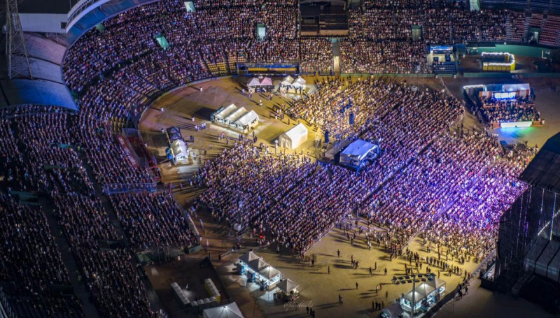 La gigantesca multitud congregada en el Estadio Quisqueya para disfrutar de Chayanne, en una vista aérea desde un dron, la noche del 11 de abril de 2026.