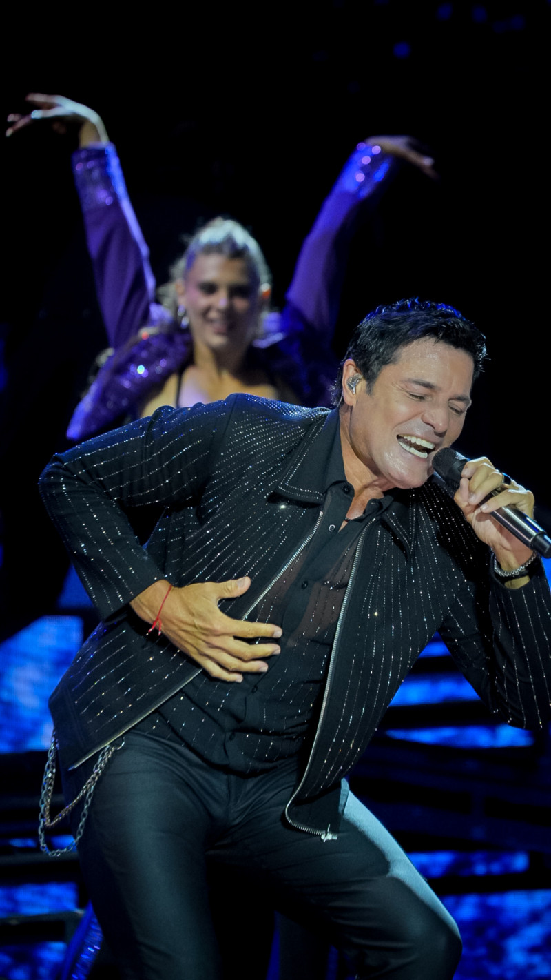 Chayanne la noche del sábado 11 de abril de 2026 en el Estadio Quisqueya de Santo Domingo como parte de su gira "Bailemos otra vez".