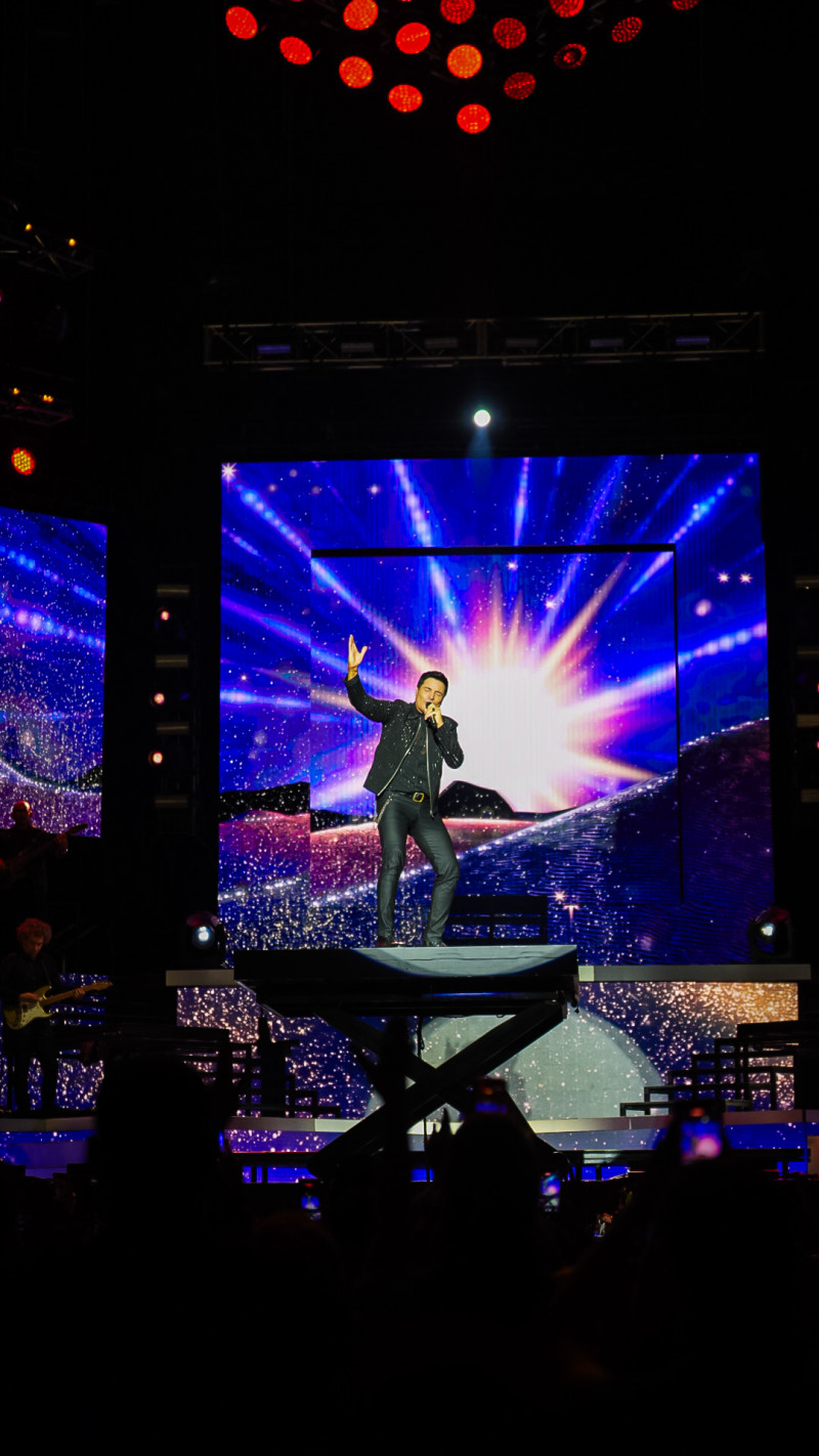 Chayanne la noche del sábado 11 de abril de 2026 en el Estadio Quisqueya de Santo Domingo como parte de su gira "Bailemos otra vez".