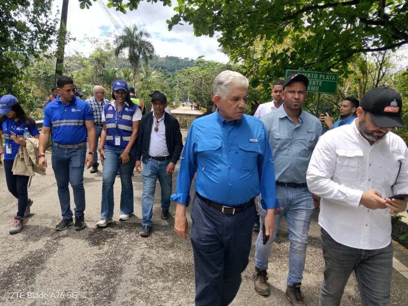 Ministro de Obras Públicas, Eduardo Estrella, y equipo técnico realizan evaluación de daños causados por lluvias en Puerto Plata.