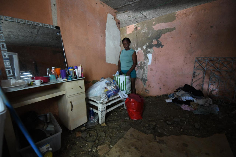 Celestina Santana, de 56 años, lo perdió todo tras las recientes lluvias inundar su casa por completo, en Las 800 de Los Ríos.