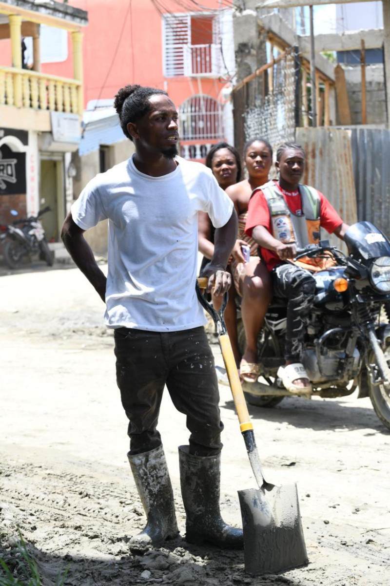 Carlos Rivas, padre de familia y trabajador independiente, relata que cada vez que llueve su vivienda se inunda.