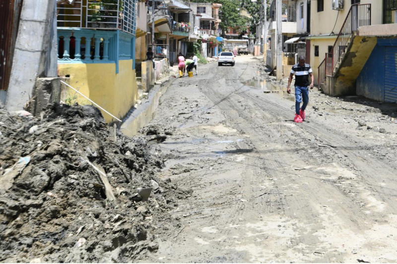 Las calles del sector Hato Nuevo en Manoguaayabo presentan daños y cada vez que llueve empeoran.