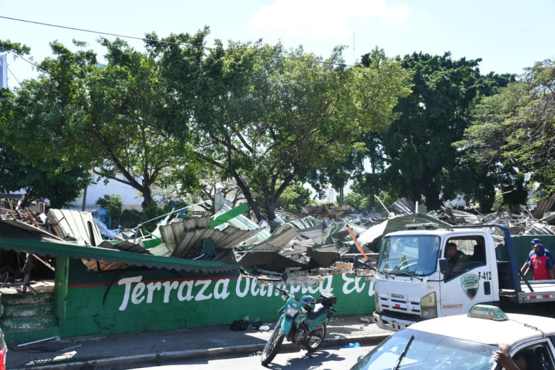 Para desalojar la plaza comercial se desplegaron topas policiales en la zona.