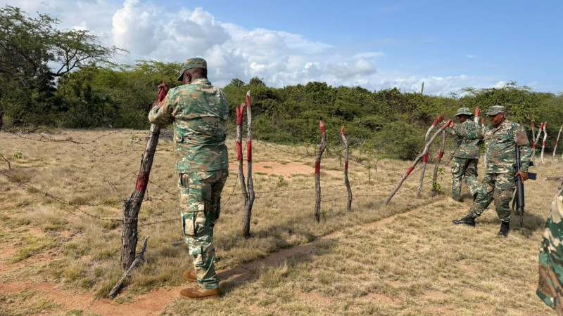 Miembros de la armada desmantelan empalizadas en el área protegida de Las Dunas.