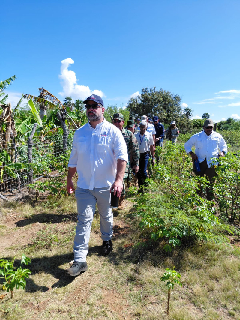 Ministro Paíno Abreu mientras recorre el área.