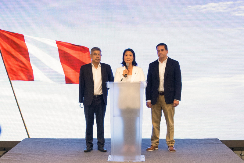 La candidata presidencial peruana del partido Fuerza Popular, Keiko Fujimori, habla durante una conferencia de prensa junto a Luis Galarreta Velarde (izquierda), candidato a primer vicepresidente, y Miki Torres Morales (derecha), candidata a segunda vicepresidenta, tras conocerse los primeros resultados de las elecciones presidenciales celebradas en Lima el 13 de abril de 2026.