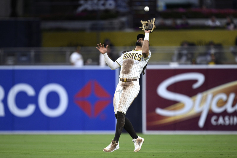 Fernando Tatis Jr. de los Padres de San Diego atrapa un elevado durante la quinta entrada contra los Rockies de Colorado en el Petco Park el 11 de abril de 2026.