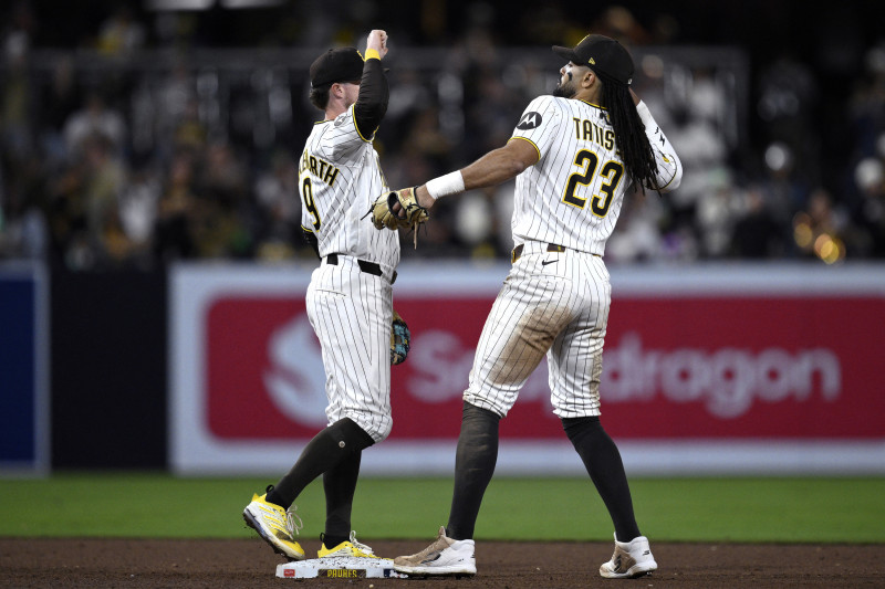 Jake Cronenworth y Fernando Tatis Jr. de los Padres celebran en el campo tras derrotar a los Rockies de Colorado en el Petco Park el 11 de abril de 2026.