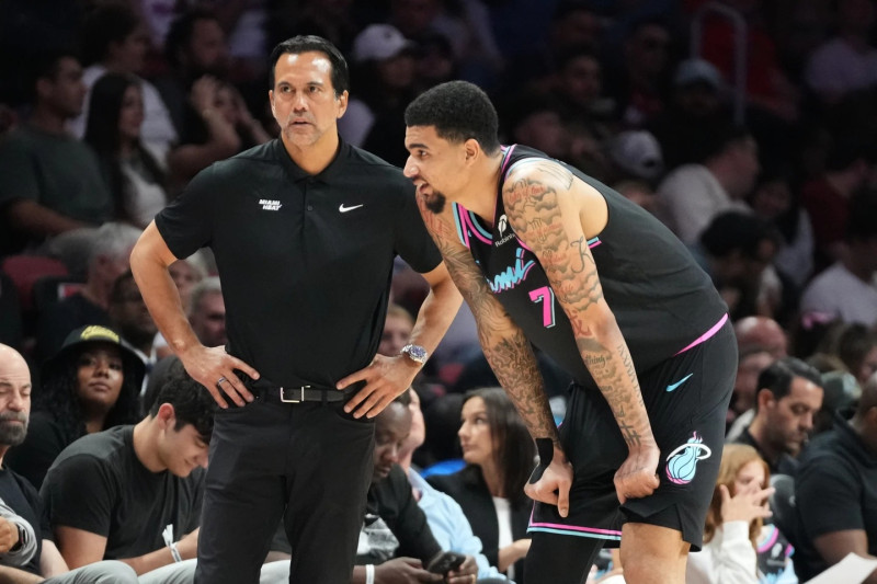 El entrenador principal de los Miami Heat, Erik Spoelstra, escucha al pívot Kel'el Ware (7) durante la segunda mitad de un partido de baloncesto de la NBA contra los Washington Wizards.