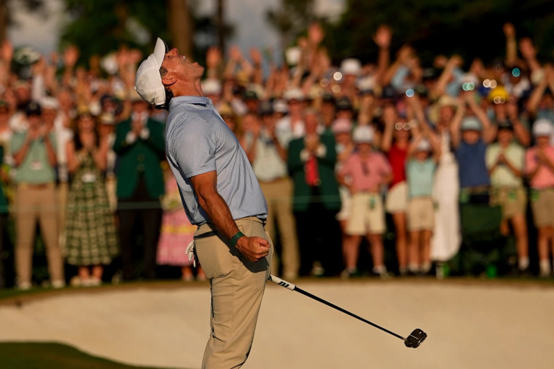 Rory McIlroy, de Irlanda del Norte, celebra tras ganar el torneo Masters de golf en el Augusta National Golf Club.
