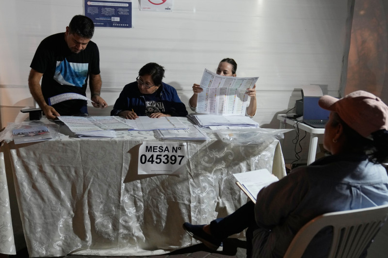 Funcionarios electorales realizan el recuento de votos durante las elecciones generales en Lima, Perú, el domingo 12 de abril de 2026.