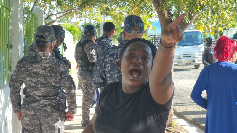 Una de las obreras que se encontraba en la protesta en reclamo del pago de salarios atrasados