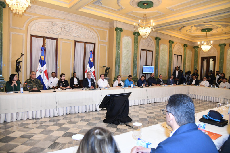 El presidente Luis Abinader se reúne con los miembros de la Comisión Nacional de Emergencias