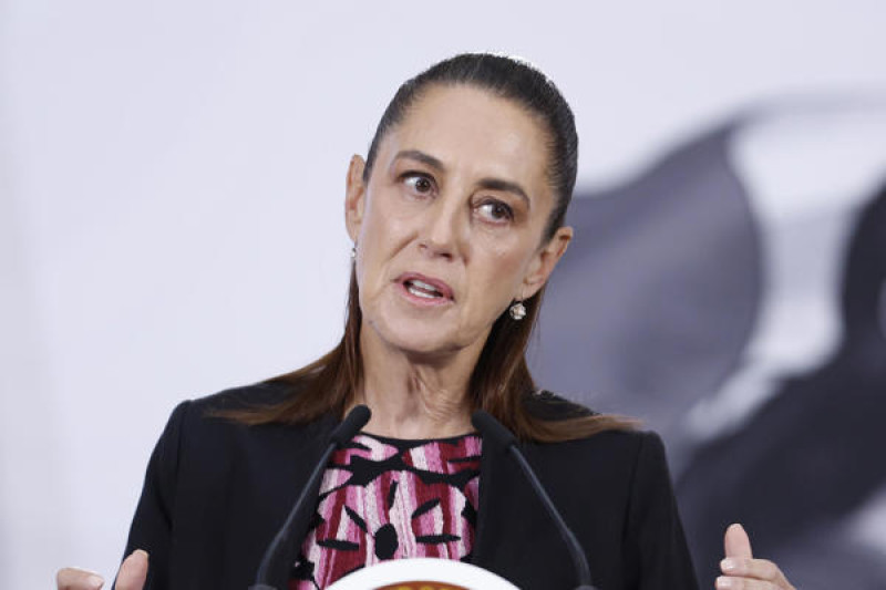 La presidenta de México, Claudia Sheinbaum, habla en una rueda de prensa este lunes, en el Palacio Nacional de la Ciudad de México (México). Sheinbaum celebró el llamado de paz que ha hecho el papa León XIV ante la escalada bélica en Oriente Medio, en medio del intercambio de mensajes que han tenido el pontífice y el presidente de Estados Unidos, Donald Trump. EFE/ Sáshenka Gutiérrez