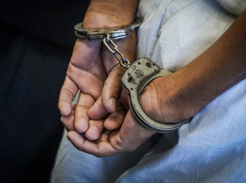 Las investigaciones indican que para cometer los hechos, el hombre atemorizaba y amenazaba a la niña.
