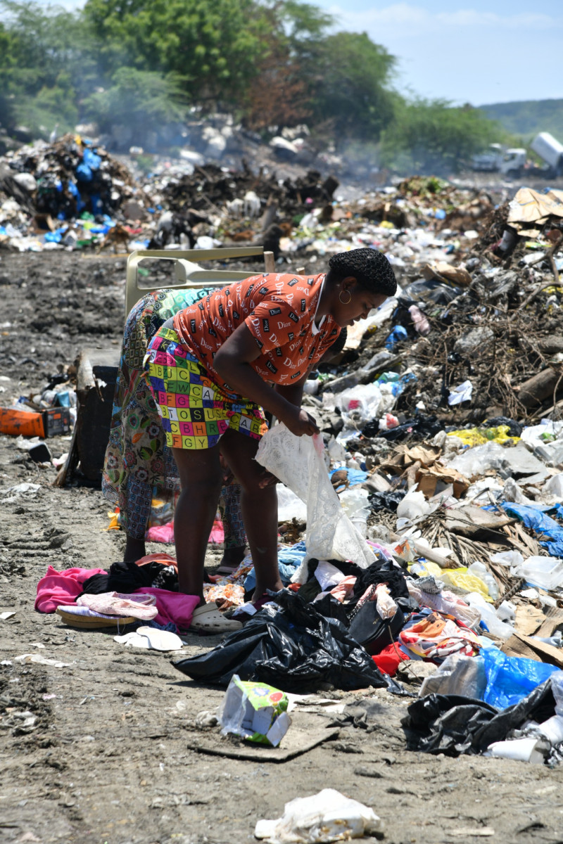 Vertederos improvisados cerca del canal Marcos A. Cabral afectan sus aguas.