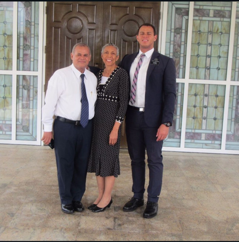 Josué Domínguez junto a sus padres Jorge Domínguez y Jacqueline Ramos.