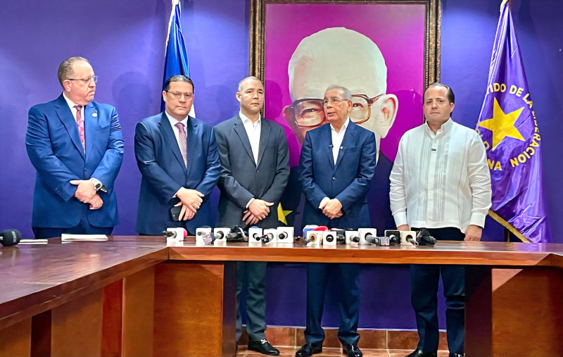 Una comisión de alto nivel del gobierno se reunió con el expresidente Danilo Medina para consultarlo.