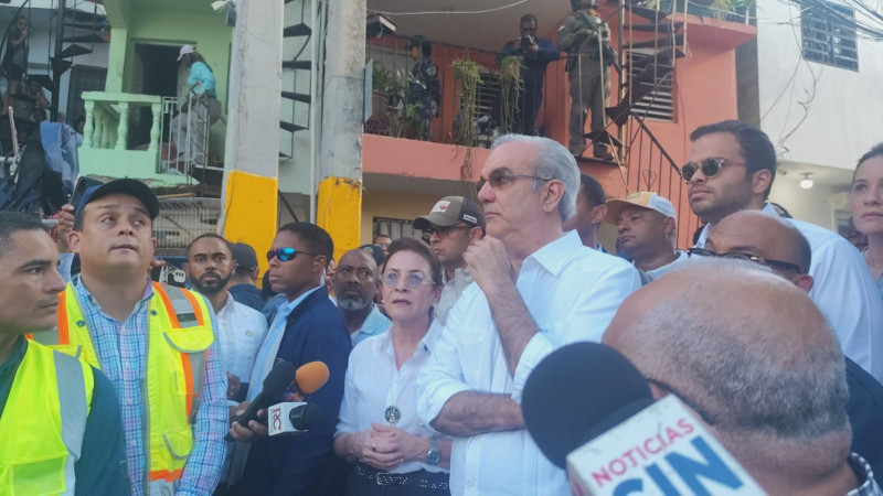 El presidente Luis Abinader junto a la alcaldesa del Distrito Nacional, Carolina Mejía en el barrio Los Platanitos.