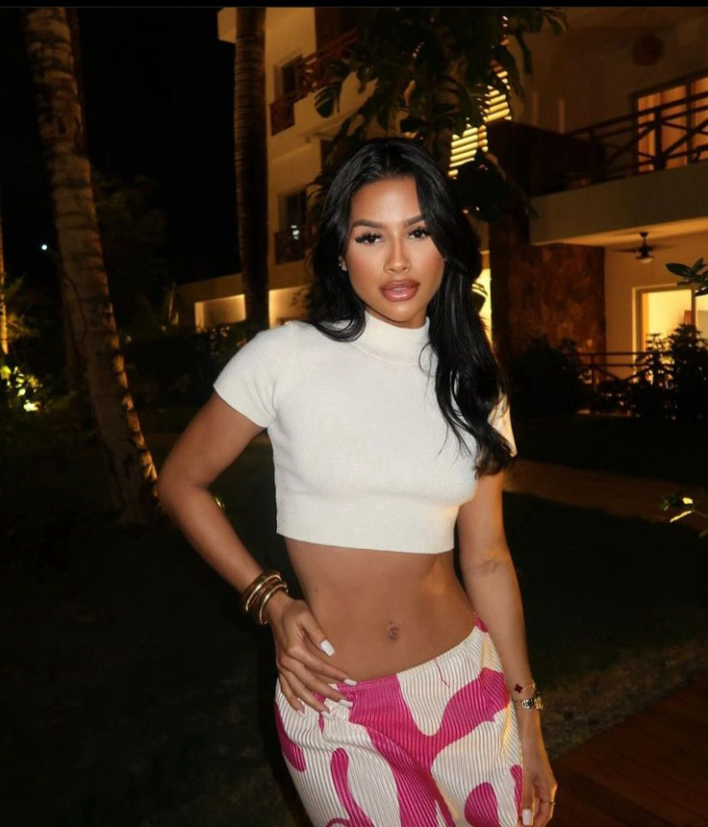 Karla Álvarez, conocida popularmente como "La Mana", es una modelo e influencer dominicana originaria de Santiago de los Caballeros. Ha ganado gran relevancia en redes sociales por su contenido sobre belleza, estilo de vida y vlogs.