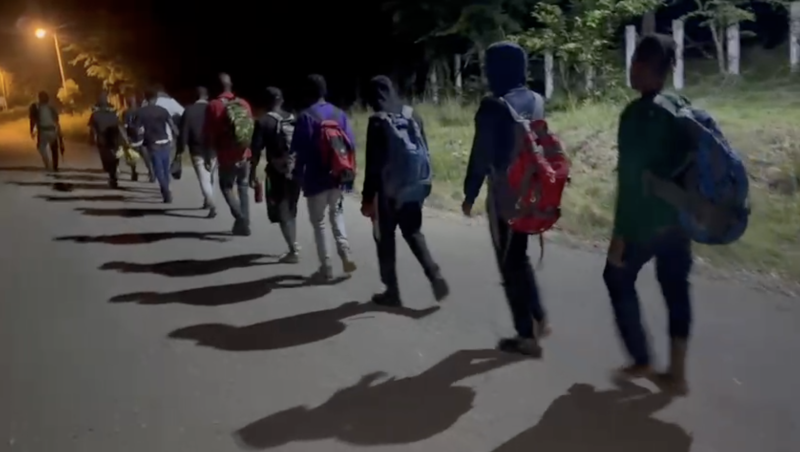 Grupo de haitianos indocumentados detenidos en la zona fronteriza.