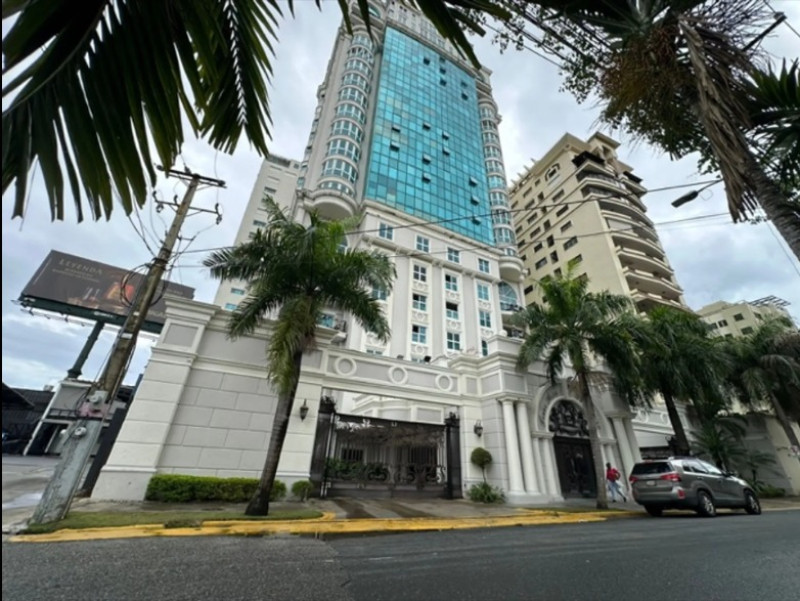 Edificio donde se encuentra un apartamento vinculado a Sobeida Félix y Figueroa Agosto