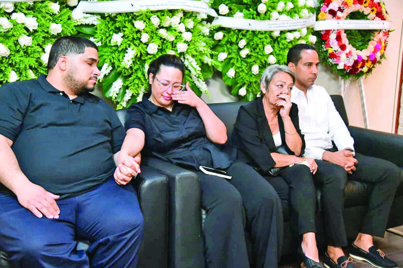 Familiares y amigos de Carlos Batista Matos en la funeraria Blandino.