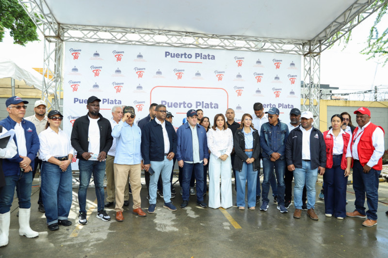 La directora general de Supérate, Mayra Jiménez, junto a José Ignacio Paliza ministro de la Presidencia, Claritza Rochtte, gobernadora de Puerto Plata y autoridades.