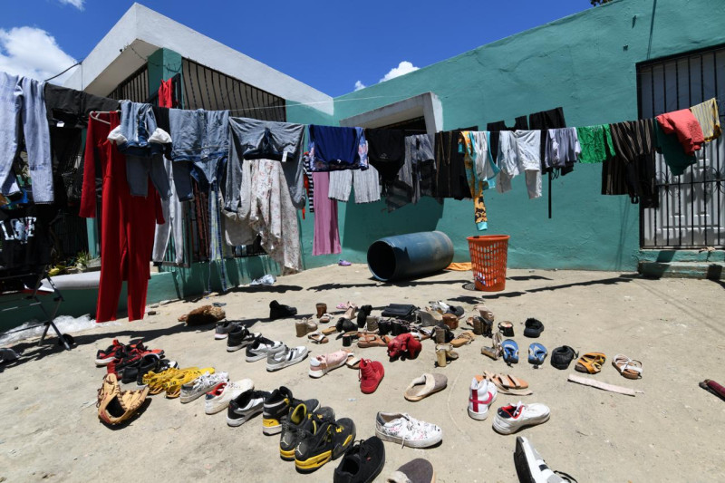 Ropa y zapatos mojados se exponen al sol, tras las inundaciones en Manoguayabo.