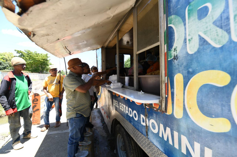 Residentes en el sector Nuevo Amanecer a la espera de su almuerdo del Comedor Económico.