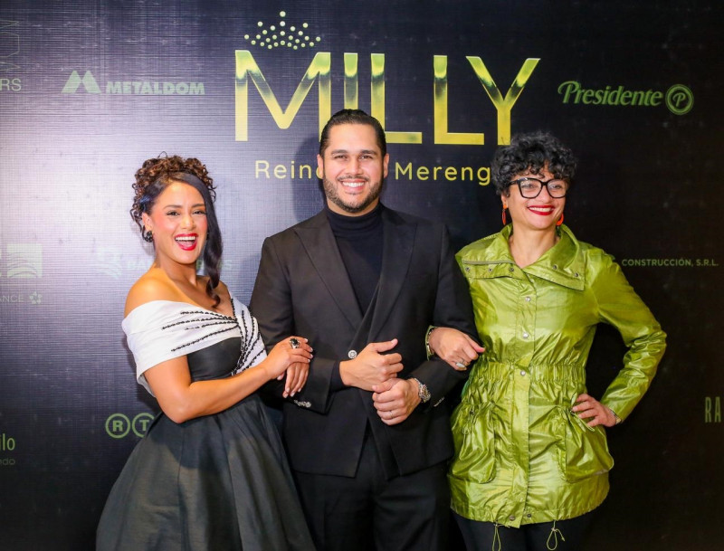 Sandy Hernández, Juan Carlos Pichardo y Leticia Tonos durante la gala premier de filme "Milly, Reina del Merengue", la noche del martes 14 de abril de 2026.