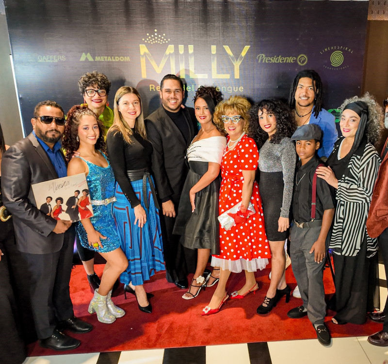El elenco de la película filme "Milly, Reina del Merengue" junto a la directora de DGCine, Marianna Vargas Gurilieva.
