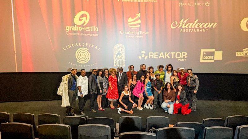 Elenco de la película "Milly, Reina del Merengue", durante la gala premier el martes 14 de abril 2026.