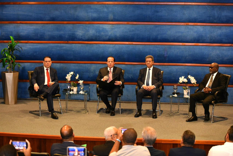 El expresidente Leonel Fernández con la comisión gubernamental encabezada por los ministros, José Ignacio Paliza (de Presidencia) y Eduardo "Yayo" Sanz Lovatón (de Industria y Comercio.