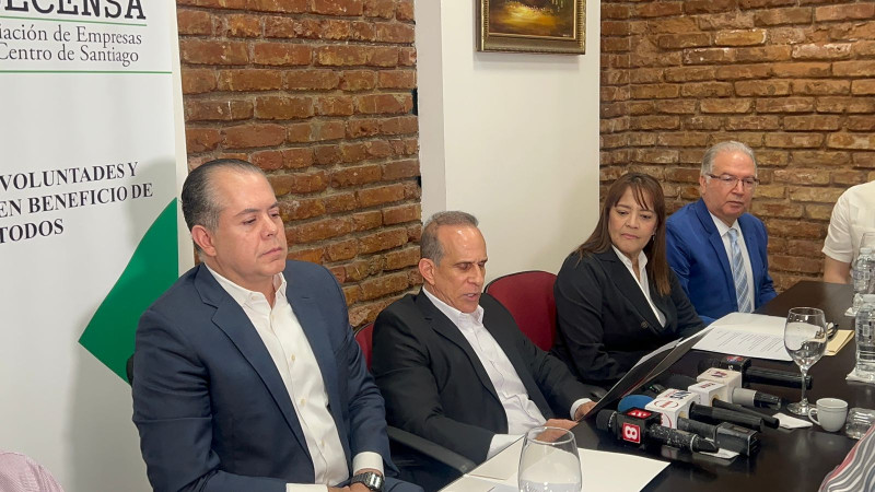 Directivos de la Asociación de Empresas del Centro de Santiago (Asecensa) durante la rueda de prensa ayer.