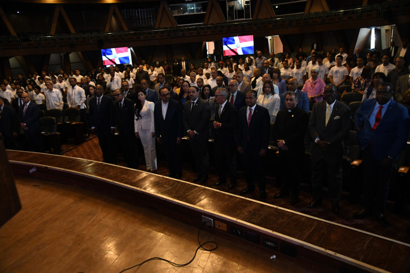 Una amplia participación de representantes de diferentes sectores de la vida nacional registró el Foro Contra el Crimen y la Violencia realizado en el Aula Magna de la UASD.