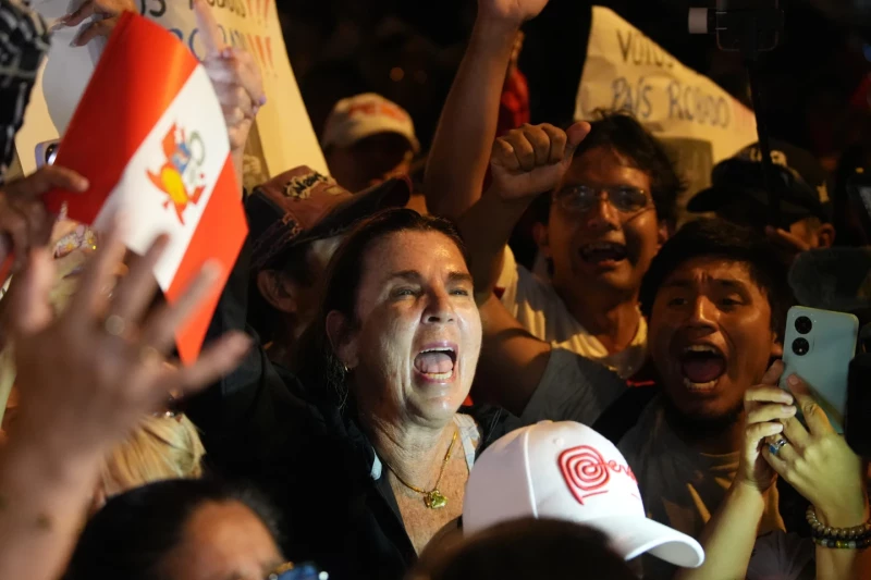 Unos simpatizantes asisten a un miten de Rafael López Aliaga, candidato presidencial del partido Renovación Popular, el martes 14 de abril de 2026.