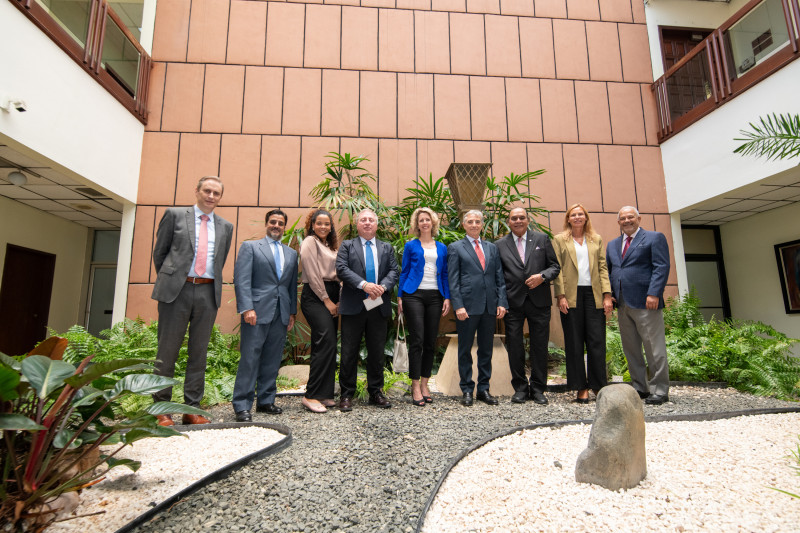 Embajadores de la Unión Europea y los anfitriones del Listín Diario, en un momento captado después del Desayuno.