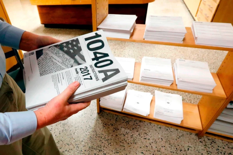 Susan Prendergast, de la biblioteca Eudora Welty Library en Jackson, Mississippi, organiza planillas de declaración de impuestos, el 15 de febrero del 2018.